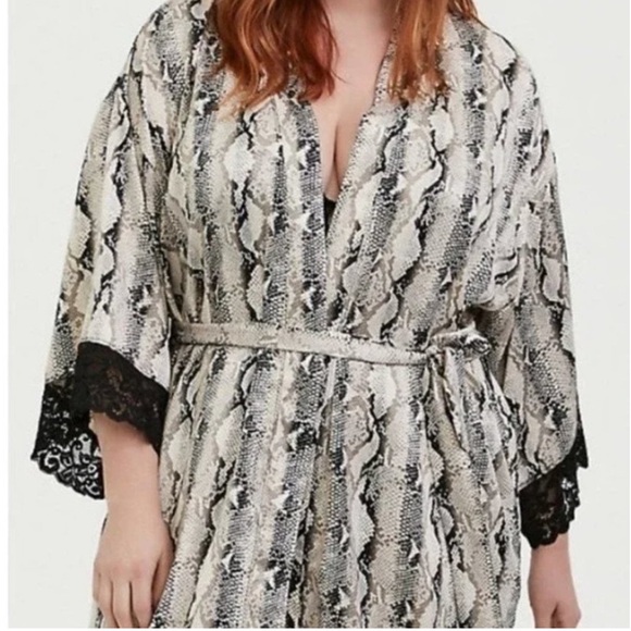 Torrid Snake Print Robe Size 2 - Picture 3 of 16